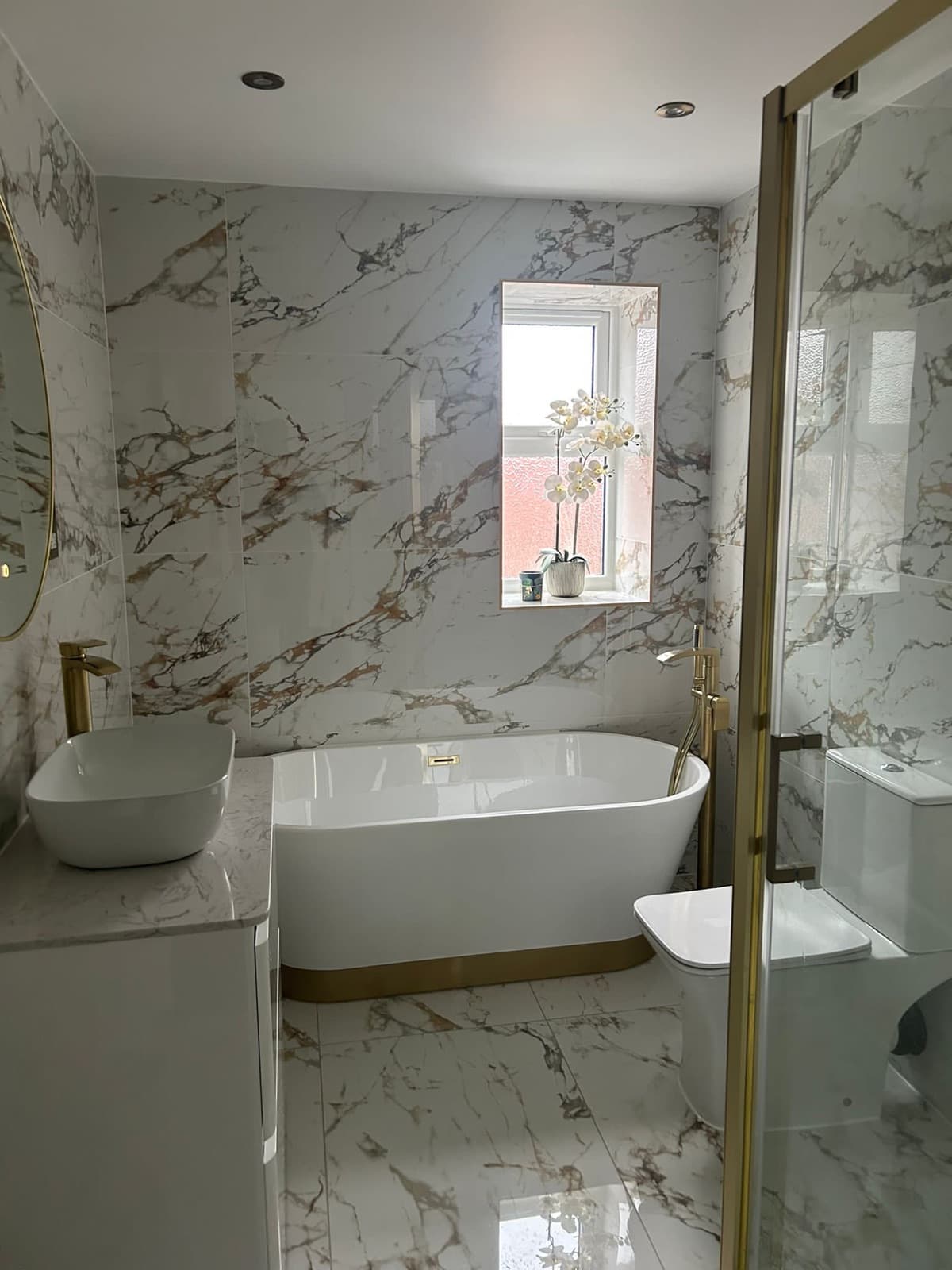 Freestanding bath beneath the window