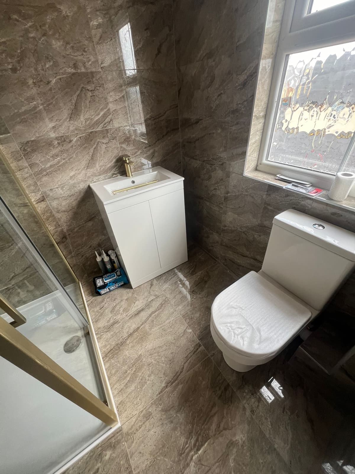 WC and basin, stone-effect tiling