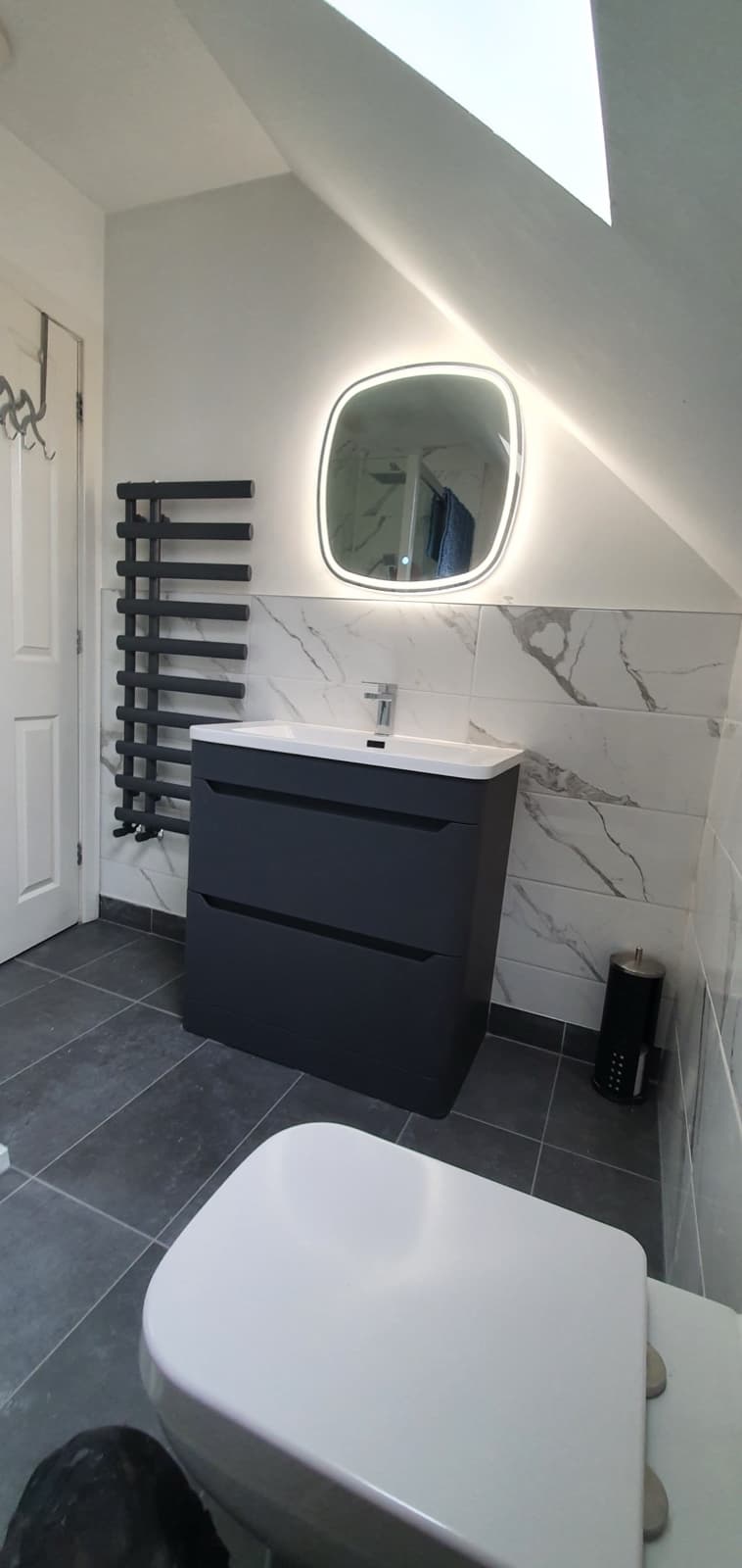 Vanity unit and WC, black marble-effect finish