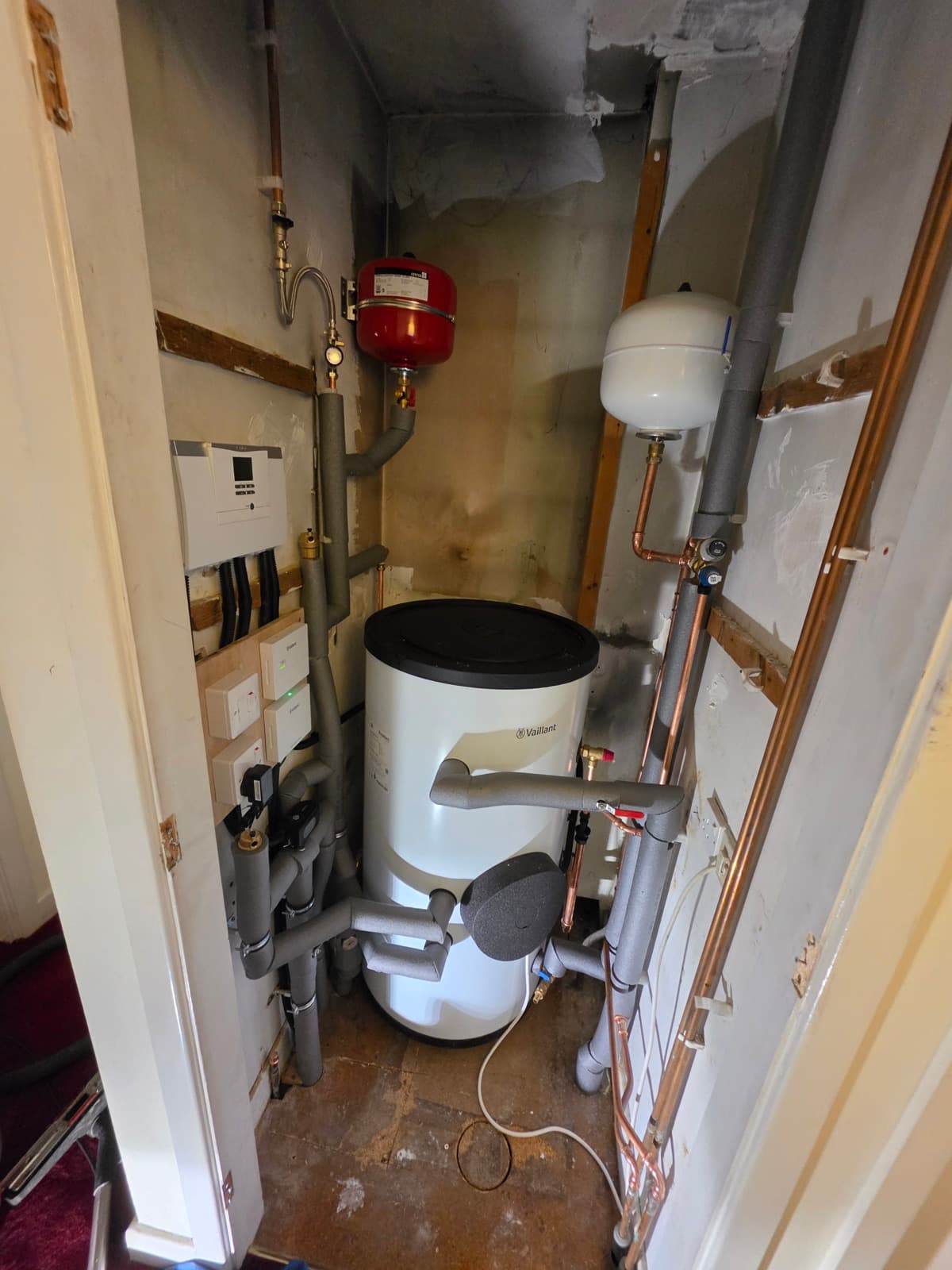Unvented cylinder and heating manifold install