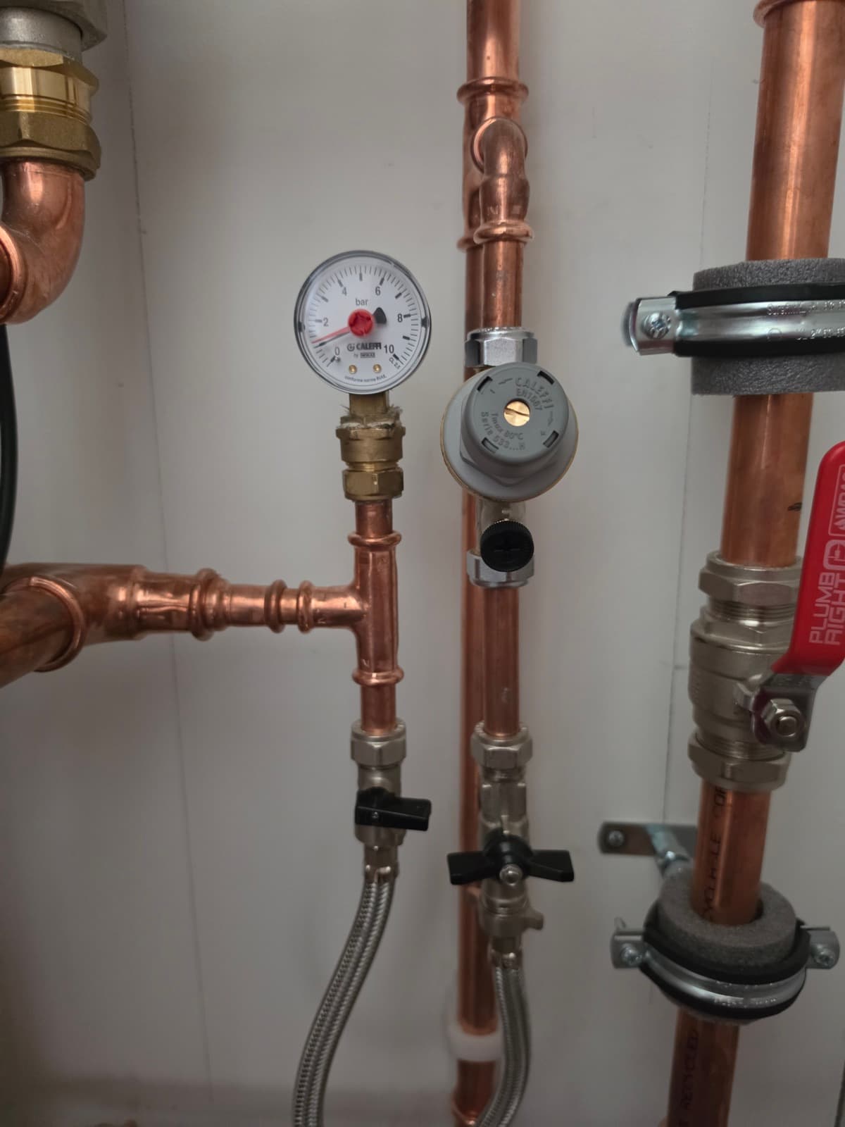 Heating manifold, valves and pressure gauge